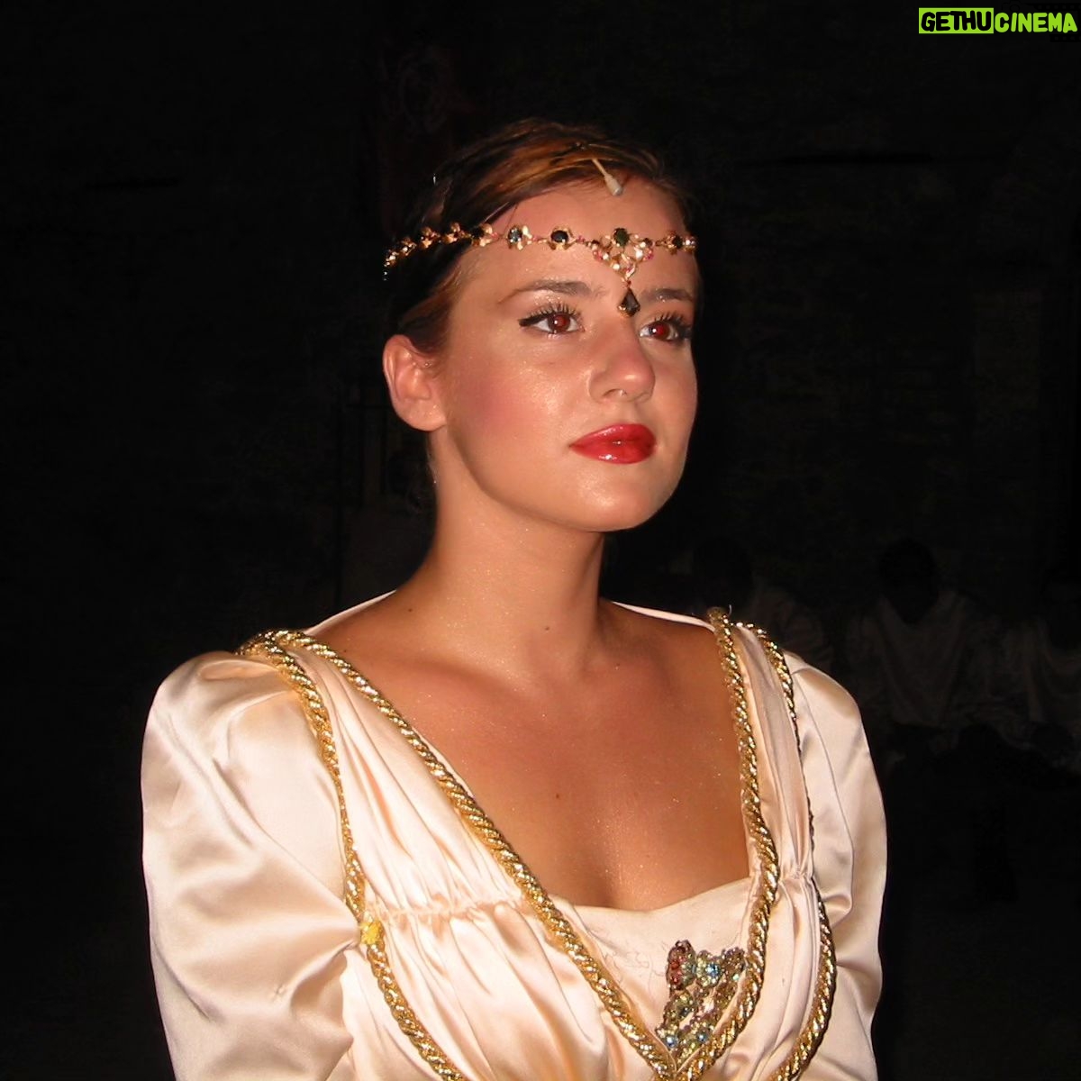 Elisa Di Eusanio - 4.5K Likes - Un caro amico mi ha girato questa foto.
Interpretavo Lucrezia Borgia nella bellissima rievocazione storica a Castiglione della Valle borgo incantevole d'Abruzzo distrutto dal terremoto.
Ricordo quella splendida festa con tanta nostalgia e tenerezza.
Ho ereditato quel ruolo dalla mia mamma che lo interpretò per anni prima di consegnarlo a me.
Ti ho persa poco dopo mia adorata mamma.
Quanto manchi.
I miei forse 20 anni
Ero un diavoletto anche se non sembra ❤️
#instaeli