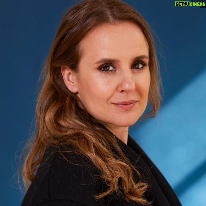 Elisa Di Eusanio - 1.6K Likes - 11 anni fa è iniziata la mia lotta di Liberazione.
Sono scesa dentro gli inferi del mio animo che si era ammalato e ho deciso di combattere per guarirlo.
È stato un viaggio difficile, lungo e complesso ma ho vinto.
Oggi osservo con gratitudine i miei occhi, il mio sguardo che in assoluto è l'aspetto di me maggiormente cambiato e che oggi mi commuove.
I miei occhi sono vivi, pronti a esplodere di emozione, di tenerezza, di rabbia, gioia, dolore ed entusiasmo.
Scegliere di vivere davvero non è semplice perché può comportare un esubero di sensibilità.
Ad oggi non cambierei una virgola di ciò che è stato perché mai come oggi mi offro all'esistenza consapevole e viva e ho modificato tutta la percezione delle mie priorità e del senso.
Vi auguro di lottare incessantemente per la vostra Liberazione e di vivere la vita continuando a smontare e rimontare ogni certezza e presunzione perché nella rivelazione dell' umiltà e nello stimolo continuo della sorpresa che risiede la fiamma più pura dell'esistere.
Buon sabato bella gente 💗
#instaeli
Ritratto di @alessandrocantarini
Makeup & hair @beatriceleucaditomuller