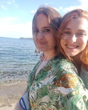 Elisa Di Eusanio Instagram - Tante donne su questo set❤️
E il nostro timoniere con cui è un piacere navigare 🎬
Un bel viaggio ✨✨✨

@giuliomanfredonia67
@fedecitarella @silvia__mazzieri 
#leondedelpassato 
@banijaystudios 
@fiction_mediaset 

#instaeli