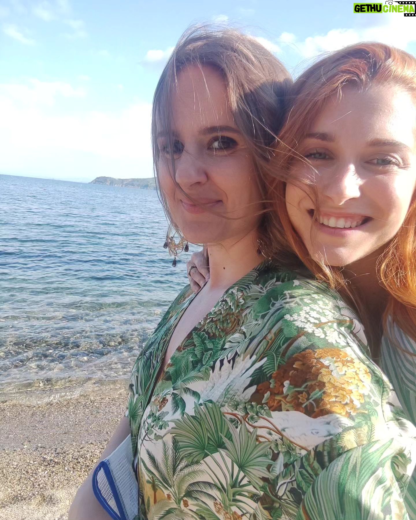 Elisa Di Eusanio - 5.7K Likes - Tante donne su questo set❤️
E il nostro timoniere con cui è un piacere navigare 🎬
Un bel viaggio ✨✨✨
@giuliomanfredonia67
@fedecitarella @silvia__mazzieri
#leondedelpassato
@banijaystudios
@fiction_mediaset
#instaeli