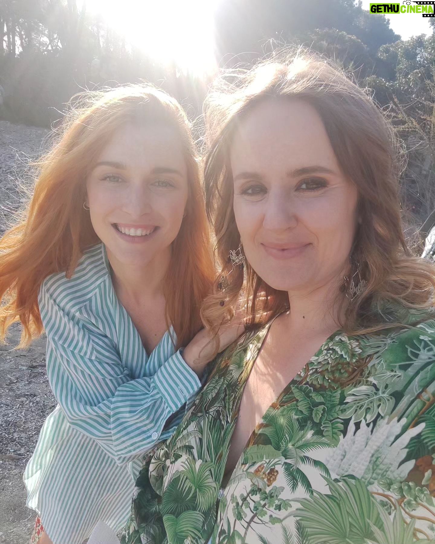 Elisa Di Eusanio - 5.7K Likes - Tante donne su questo set❤️
E il nostro timoniere con cui è un piacere navigare 🎬
Un bel viaggio ✨✨✨
@giuliomanfredonia67
@fedecitarella @silvia__mazzieri
#leondedelpassato
@banijaystudios
@fiction_mediaset
#instaeli