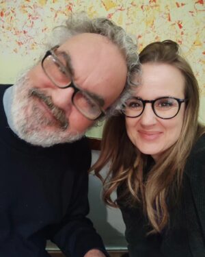 Elisa Di Eusanio Instagram - Lo so era ieri la festa del papà ma io sono refrattaria alle feste comandate.

Vi presento il mio papà Nino.
Calvino avrebbe scritto un romanzo su di lui.

Il nostro rapporto non è stato semplice
 ci abbiamo impiegato tanti anni per capirci ma quando finalmente ho smesso di cercare la sua approvazione e mi sono lasciata andare a essere semplicemente me stessa è sbocciato un rapporto molto profondo.

È la persona più vitale che conosca
Con una testa che viaggia troppo veloce per questo mondo.

Mio padre mi ha insegnato il senso profondo della lealtà
mi ha trasmesso la forza di difendere i miei valori senza piegarmi mai di fronte a niente e nessuno.

Mi ha consegnato in dono un' ironia profonda che può essere salvifica dalle miserie del mondo.

E mi ha regalato un altro sguardo capace di fantasticare e sognare senza sosta.

Se mi concentro troppo sul pensiero di lui posso iniziare a piangere forte per le mille e mille emozioni che mi assalgono e non sono lacrime tristi ma solo troppo emozionate.

Abbiamo lo stesso frontone
Gli stessi occhi del fanciullo stupito

È un uomo tosto 
tanto buono
che viaggia come un treno
e che ha bisogno di respirare a pieni polmoni 
l'entusiasmo che la vita è in grado di regalare 

Ti amo.

#instaeli