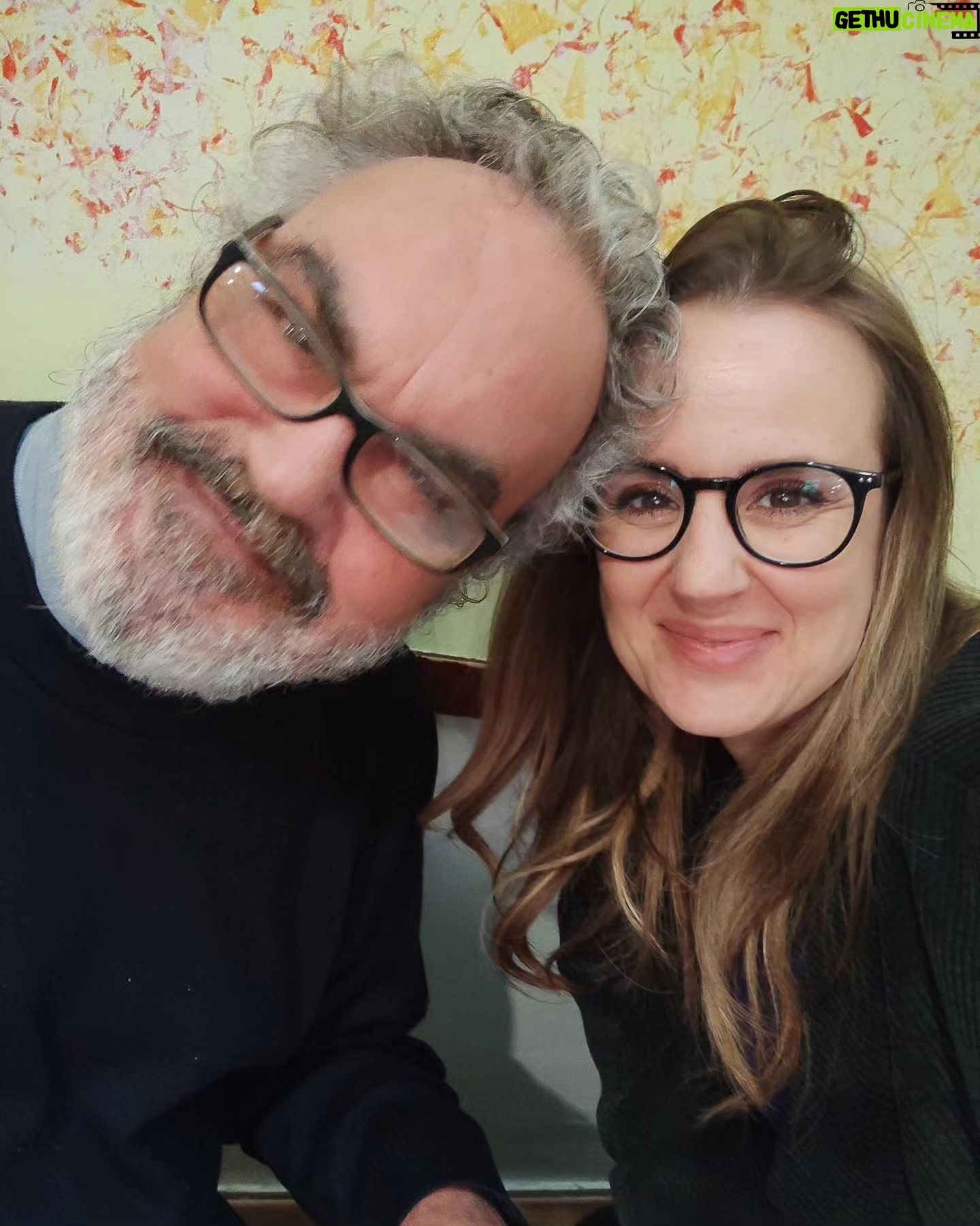 Elisa Di Eusanio - 2.4K Likes - Lo so era ieri la festa del papà ma io sono refrattaria alle feste comandate.
Vi presento il mio papà Nino.
Calvino avrebbe scritto un romanzo su di lui.
Il nostro rapporto non è stato semplice
ci abbiamo impiegato tanti anni per capirci ma quando finalmente ho smesso di cercare la sua approvazione e mi sono lasciata andare a essere semplicemente me stessa è sbocciato un rapporto molto profondo.
È la persona più vitale che conosca
Con una testa che viaggia troppo veloce per questo mondo.
Mio padre mi ha insegnato il senso profondo della lealtà
mi ha trasmesso la forza di difendere i miei valori senza piegarmi mai di fronte a niente e nessuno.
Mi ha consegnato in dono un' ironia profonda che può essere salvifica dalle miserie del mondo.
E mi ha regalato un altro sguardo capace di fantasticare e sognare senza sosta.
Se mi concentro troppo sul pensiero di lui posso iniziare a piangere forte per le mille e mille emozioni che mi assalgono e non sono lacrime tristi ma solo troppo emozionate.
Abbiamo lo stesso frontone
Gli stessi occhi del fanciullo stupito
È un uomo tosto
tanto buono
che viaggia come un treno
e che ha bisogno di respirare a pieni polmoni
l'entusiasmo che la vita è in grado di regalare
Ti amo.
#instaeli