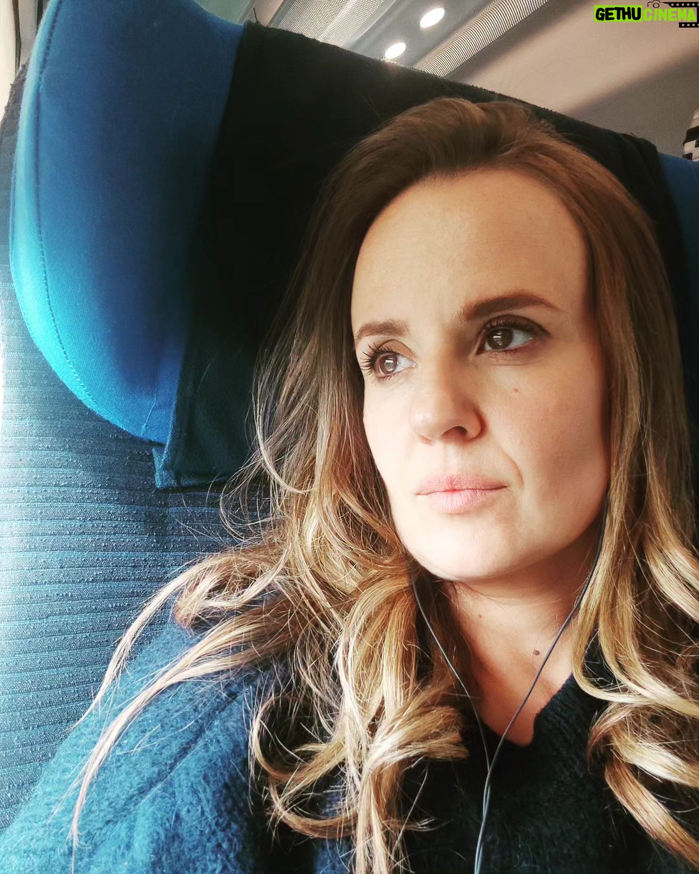 Elisa Di Eusanio - 1.8K Likes - Chi si mostra sempre felice mente
La totale accettazione di sé è un' utopia
Ci sarà sempre qualcosa che manca
Qualcosa che brucia
C'è un mondo lì fuori così difficile
E chi sente troppo
molto spesso è straziat/a
Ho iniziato a stare meglio nel momento in cui ho trovato la via per stare comoda nel mio disagio
Nell' oceano delle mie emozioni così potenti e imprevedibili
E nel corpo che mi contiene che non sempre mi piace
Ma ho accettato tutto questo e ho imparato a conoscerlo
ad averne cura.
Questo mi fa stare oggi molto molto meglio e mi consente di godere a pieno di tutta la bellezza che c'è
Perché c'è
Anche se fanno di tutto per impedirci di vederla
Quando sono triste non faccio nulla per nascondermi
Quando sono arrabbiata non faccio nulla per contenermi
E quando sto bene i miei occhi brillano di mille scintille
Vivere a pieno tutto il turbine che c'è ♥️
La foto è di qualche giorno fa
Ma rende bene il senso di questa connessione
E tu come ti senti oggi?
#instaeli