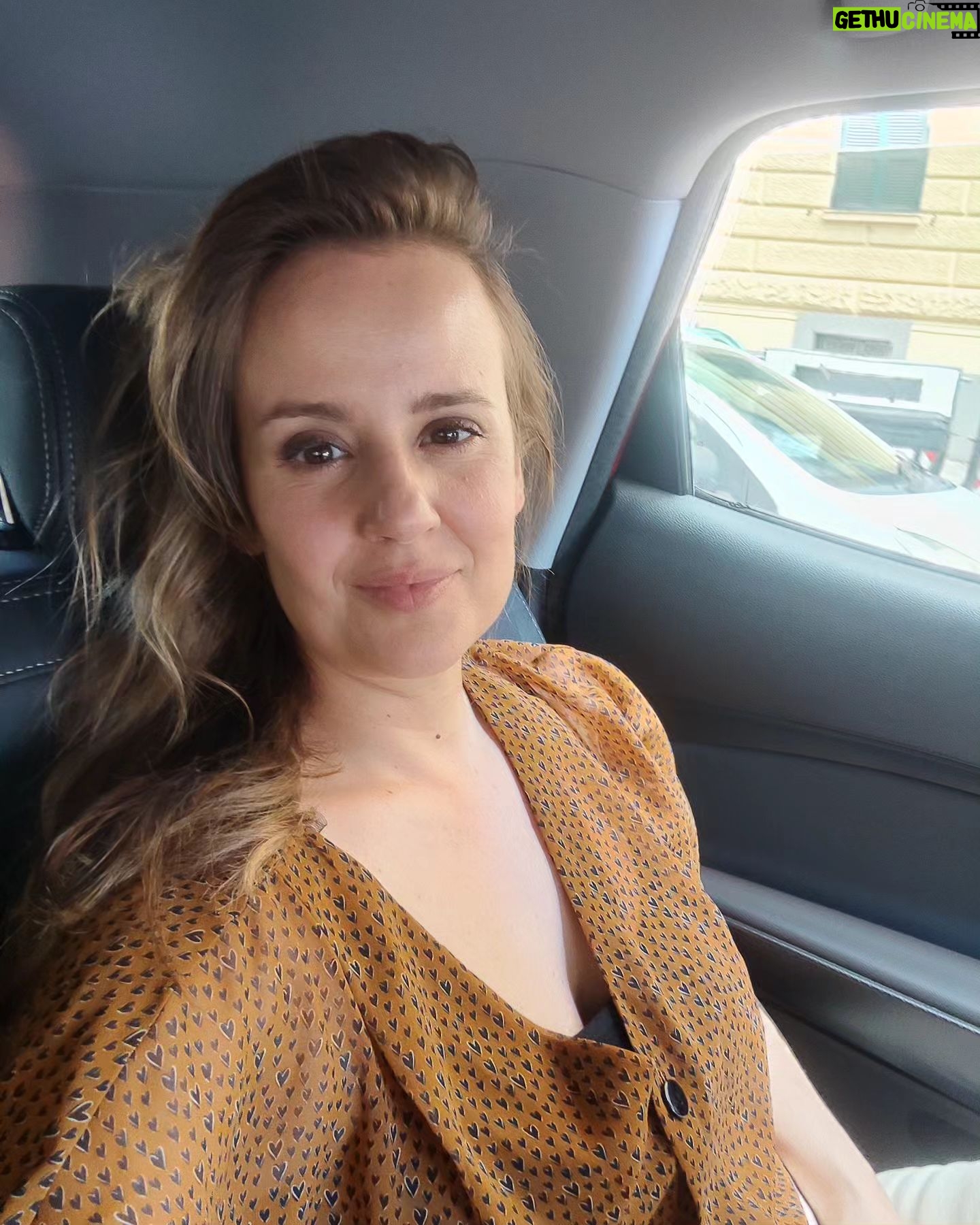 Elisa Di Eusanio - 1K Likes - Aspettative.....⏳
Condivido le mie riflessioni non per mettermi in cattedra ma per il piacere dello scambio spero costruttivo🙏
Un'altra grande lezione che ho assimilato durante il mio viaggio è quella di ridimensionare drasticamente le aspettative.
Aspettarsi qualcosa dagli altri o dalle situazioni in generale il più delle volte genera delusione.
È meglio camminare piano, imparare ad aspettare, rendersi conto che ognuno ha il proprio tempo e modo e non è detto che ci debba essere sempre restituito qualcosa o che gli altri ci debbano essere nella forma in cui noi ci aspettiamo.
Le aspettative sono personali proiezioni il più delle volte impossibile da saziare a pieno.
Saziatevi dunque prima di tutto di voi stessi, siate liberə
così che ogni sorpresa che arriverà sarà un dono, un regalo inaspettato e quando non arriva o sembra non arrivare nulla tu continua a esserci ....gli stalli a volte possono essere spazi molto interessanti da riempire soprattutto in solitudine.
Almeno per me.
Lamentarsi o sentirsi costantemente inappagati ci toglie tanta e tanta luce💖
#instaeli