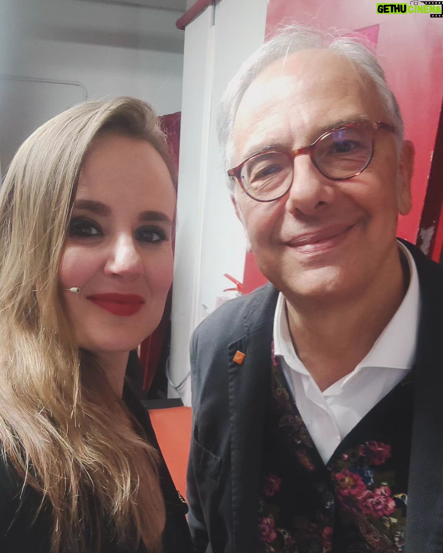 Elisa Di Eusanio - 1K Likes - Ieri ho presentato insieme a @glfelicetti al Teatro Parioli
la prima edizione del premio "Animal Lav" assegnato a esseri umani che si sono distinte e distinti per il loro impegno e solidarietà a favore degli animali🙏
A seguire l'intensa performance del @cirkovertigo insieme a @nicolavirdis_official 🤡
Soprattutto abbiamo ribadito l' urgenza di eliminare radicalmente in Italia l'utilizzo degli animali nei circhi🦁
Attualmente in Italia sono ancora 2000 gli animali sfruttati per questa forma di intrattenimento obsoleta al contrario del circo umano che ritengo essere una forma d'arte autentica ed estremamente emozionante♥️
Mi raccomando quindi firmate la campagna promossa da @lav_italia attualmente nelle piazze italiane per raggiungere questo importante traguardo!📢
È stata una bellissima serata in compagnia di tanta bella gente e soprattutto ho capito una cosa fondamentale
ADORO PRESENTARE !!!🎤
Datemi un palco un microfono ed è la fine!!!!
🤣🤣🤣
Grazie @lav per aver creduto in me!
Io mi sono divertita da pazzi❤️
#instaeli