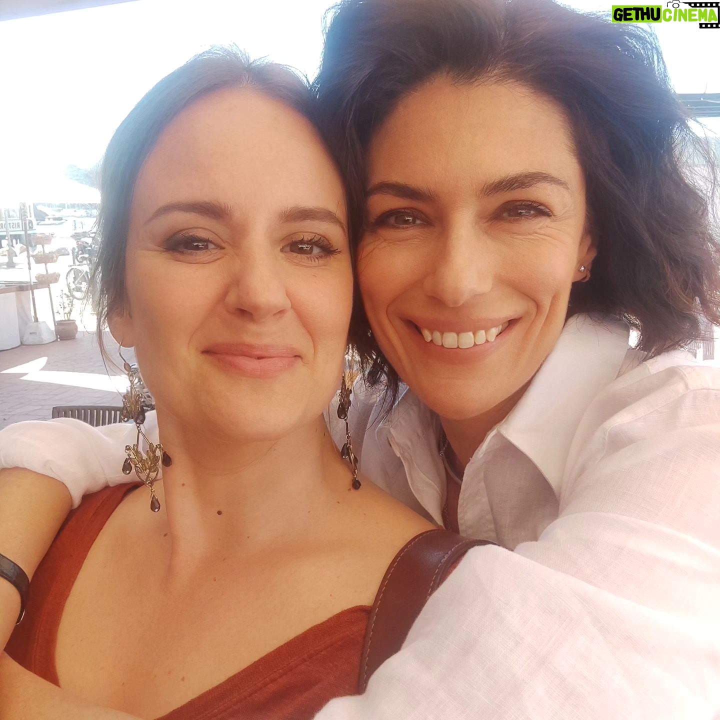 Elisa Di Eusanio - 3.5K Likes - La mia "Catia"
sul set de "Le onde del passato"🎬
Con Anna Valle @giorgiomarchesiofficial @ferri.irene
Nuovo progetto @banijaystudios per @fiction_mediaset
Regia @giuliomanfredonia67
Mi sta piacendo molto stare qui
Gran bella squadra di lavoro
Gran bella trasferta all'Elba 🌺🌅
#instaeli
@karascio_consulenzeartistiche