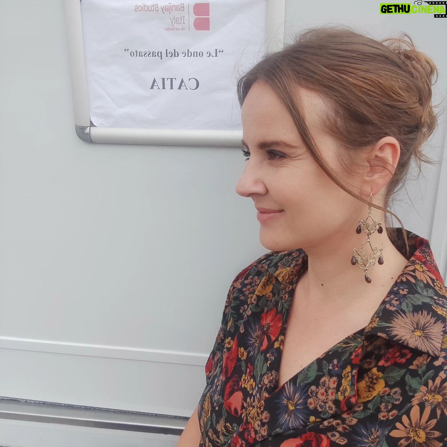 Elisa Di Eusanio - 1K Likes - Oggi ultimo giorno di set per me 🎬
#leondedelpassato
È stato un viaggio molto piacevole
ho incontrato compagne e compagni di lavoro e di vita gentili allegri e generosi e abbiamo lavorato in armonia e rispetto
Grazie al nostro timoniere @giuliomanfredonia67
Alle mie colleghe e colleghi che ho amato
Ai meravigliosi reparti
A tutta la troupe
E ai runners così amorevoli e premurosi
Non ci resta che aspettare l'uscita e consegnare a voi il nostro lavoro💫
Ciao Ciao CATIA......♥️
@banijaystudios @fiction_mediaset @alessandravenzi
@rosarioadaldo__hairstylist @tromanoff61
@karascio_consulenzeartistiche