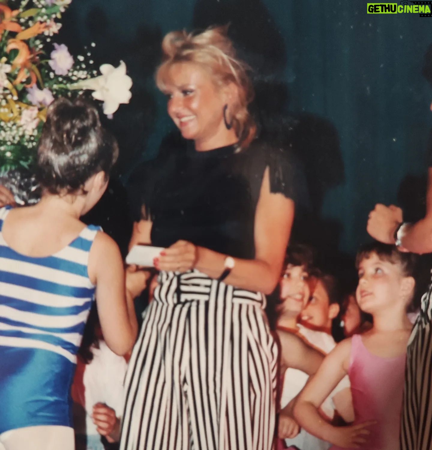 Elisa Di Eusanio - 2.3K Likes - Questa foto è rovinata ma ti racconta molto bene.
Ogni tanto nella vita si perde.
E io ti ho persa troppo troppo presto.
In questa foto ci sei tu
come sempre circondata da fiori e dall'amore delle tue allieve.
Eri soltanto una cucciola ma avevi già noi tre.
Ho fatto pace con la tua assenza ma Dio quanto mi dispiace non poterti fare conoscere tua figlia oggi.
Saremmo state inseparabili, ti avrei fatto ridere, ballare, viaggiare e di sicuro saresti diventata vegana come me.
Ogni tanto allo specchio quando mi vesto o mi trucco in un certo modo ho un sussulto, ti vedo, sento la tua voce,chiudo gli occhi e ti respiro.
Buon compleanno mamma💓
In questa vita terrena oggi avrei compiuto 67 anni🥀
#instaeli