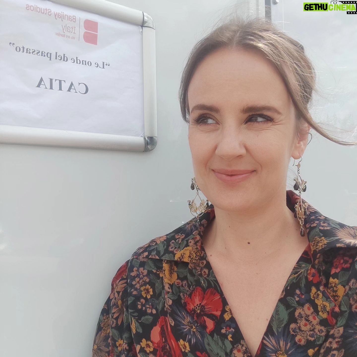 Elisa Di Eusanio - 1K Likes - Oggi ultimo giorno di set per me 🎬
#leondedelpassato
È stato un viaggio molto piacevole
ho incontrato compagne e compagni di lavoro e di vita gentili allegri e generosi e abbiamo lavorato in armonia e rispetto
Grazie al nostro timoniere @giuliomanfredonia67
Alle mie colleghe e colleghi che ho amato
Ai meravigliosi reparti
A tutta la troupe
E ai runners così amorevoli e premurosi
Non ci resta che aspettare l'uscita e consegnare a voi il nostro lavoro💫
Ciao Ciao CATIA......♥️
@banijaystudios @fiction_mediaset @alessandravenzi
@rosarioadaldo__hairstylist @tromanoff61
@karascio_consulenzeartistiche