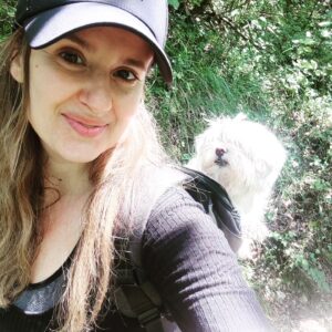 Elisa Di Eusanio Instagram - 💗Ieri ho celebrato i miei 43 anni di vita
È stato un compleanno molto felice e ne condivido il motivo:

- Più passano gli anni più sto meglio in compagnia di me
non ho paura del tempo che passa anzi sento che mi sta rafforzando  per cui 43, 33,63, restano solo numeri
- Il mio corpo mi sta ringraziando perché non lo massacro più
la nostra sta diventando finalmente una convivenza accettabile
 con momenti meglio altri molto peggio
 ma sappiamo bene che convivere è piuttosto difficile figuriamoci poi quando a stare insieme appiccicati sono due mondi così diversi come materia -corpo
 e spirito
- Sono molto amata e amo a mia volta
- Ho una famiglia incredibilmente pazza e meravigliosa composta da un essere umano di sesso maschile completamente folle e mostruosamente affine a me e due angeli di pelo che mi commuovono al solo sguardo 
- Sto trascorrendo delle vacanze all'insegna della natura, dell'armonia e della semplicità preparando il terreno a ciò che sarà.

Grazie davvero per gli auguri 💖

Vi mando un mondo di baci

#instaeli