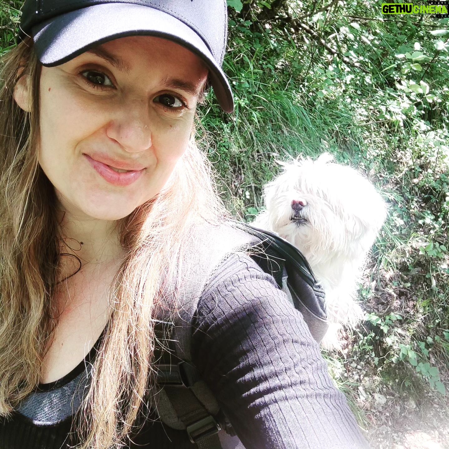 Elisa Di Eusanio - 2.3K Likes - 💗Ieri ho celebrato i miei 43 anni di vita
È stato un compleanno molto felice e ne condivido il motivo:
- Più passano gli anni più sto meglio in compagnia di me
non ho paura del tempo che passa anzi sento che mi sta rafforzando per cui 43, 33,63, restano solo numeri
- Il mio corpo mi sta ringraziando perché non lo massacro più
la nostra sta diventando finalmente una convivenza accettabile
con momenti meglio altri molto peggio
ma sappiamo bene che convivere è piuttosto difficile figuriamoci poi quando a stare insieme appiccicati sono due mondi così diversi come materia -corpo
e spirito
- Sono molto amata e amo a mia volta
- Ho una famiglia incredibilmente pazza e meravigliosa composta da un essere umano di sesso maschile completamente folle e mostruosamente affine a me e due angeli di pelo che mi commuovono al solo sguardo
- Sto trascorrendo delle vacanze all'insegna della natura, dell'armonia e della semplicità preparando il terreno a ciò che sarà.
Grazie davvero per gli auguri 💖
Vi mando un mondo di baci
#instaeli
