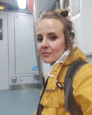 Elisa Di Eusanio Instagram - La mia professione mi porta a viaggiare molto.
È una cosa molto bella
Anche se faccio sempre più fatica a lasciare il mio spazio 
La mia famiglia umana e pelosa

Solitamente quando gli organizzatori o le organizzatrici di un progetto ti pianificano il viaggio 
 insistono per farti mandare taxi o macchine a casa per portarti in stazione o in altre sedi.

Io rispondo sempre che preferisco muovermi autonomamente.
Quando posso ovviamente.
Quando viaggio leggera
 ma anche quando devo fare spostamenti più impegnativi.

Io preferisco sempre la metro o i miei piedi.

E la cosa spesso suona strana.

Non lo dico per darmi un tono di superiorità 
lungi da me ci mancherebbe.
Ma per condividere.

La mia musica, i miei piedi e i mondi che incontro negli occhi degli altrə mi fanno fare spesso dei viaggi mentali molto stimolanti e adoro starci in mezzo.

Osservo scrupolosamente gli altrə (rischiando dei bei vaffanculi😂)
Che lavoro farà questa persona? Chi ama? È triste? Cosa indossa per dormire? Quali saranno i suoi segreti?
Di cosa odora la sua pelle?
Praticamente una maniaca 🤦🏻‍♀️

Però quanto mi piaceeeeeeeeee 

Buona giornata bella gente 🫂💓

#instaeli