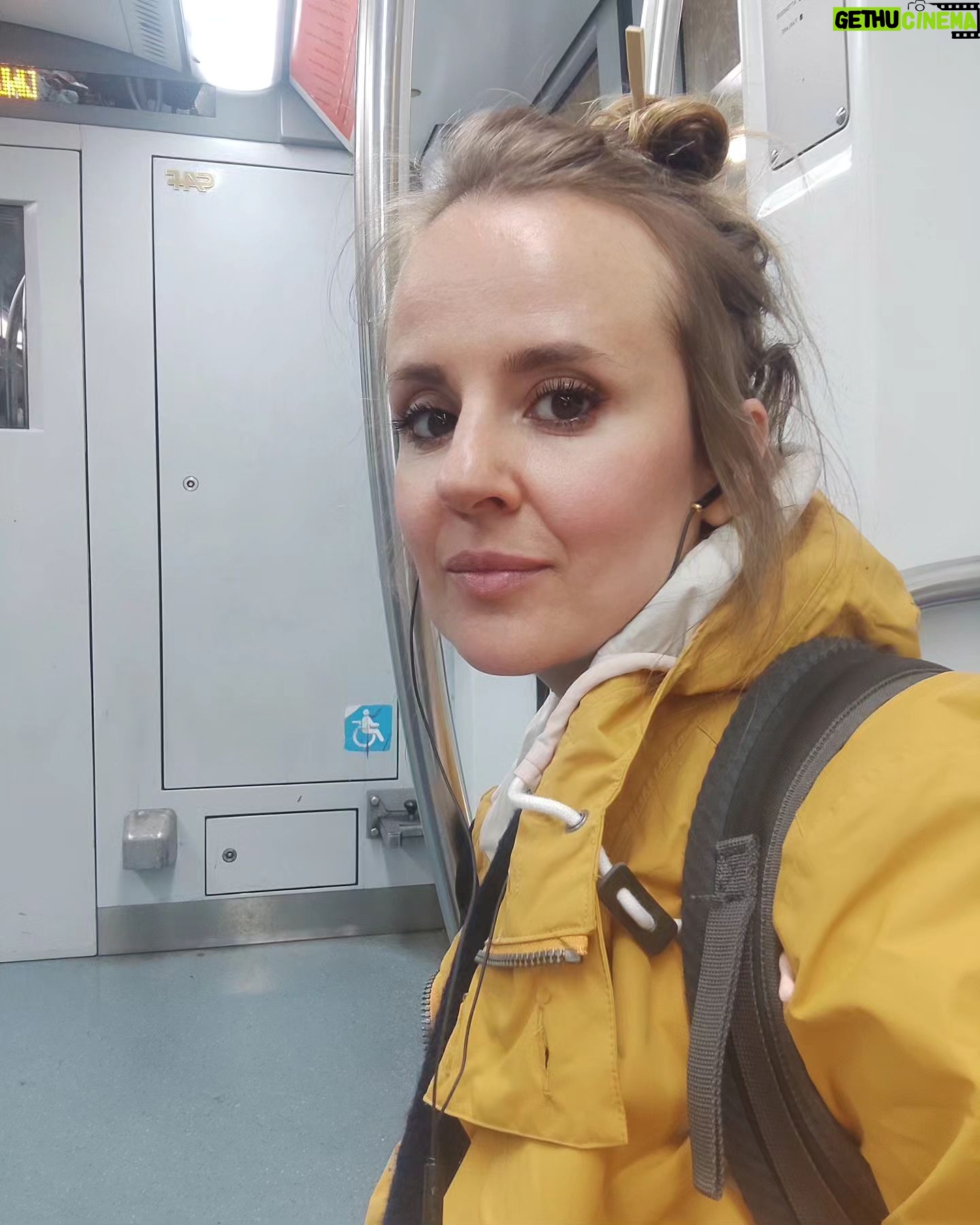 Elisa Di Eusanio - 4.7K Likes - La mia professione mi porta a viaggiare molto.
È una cosa molto bella
Anche se faccio sempre più fatica a lasciare il mio spazio
La mia famiglia umana e pelosa
Solitamente quando gli organizzatori o le organizzatrici di un progetto ti pianificano il viaggio
insistono per farti mandare taxi o macchine a casa per portarti in stazione o in altre sedi.
Io rispondo sempre che preferisco muovermi autonomamente.
Quando posso ovviamente.
Quando viaggio leggera
ma anche quando devo fare spostamenti più impegnativi.
Io preferisco sempre la metro o i miei piedi.
E la cosa spesso suona strana.
Non lo dico per darmi un tono di superiorità
lungi da me ci mancherebbe.
Ma per condividere.
La mia musica, i miei piedi e i mondi che incontro negli occhi degli altrə mi fanno fare spesso dei viaggi mentali molto stimolanti e adoro starci in mezzo.
Osservo scrupolosamente gli altrə (rischiando dei bei vaffanculi😂)
Che lavoro farà questa persona? Chi ama? È triste? Cosa indossa per dormire? Quali saranno i suoi segreti?
Di cosa odora la sua pelle?
Praticamente una maniaca 🤦🏻♀️
Però quanto mi piaceeeeeeeeee
Buona giornata bella gente 🫂💓
#instaeli