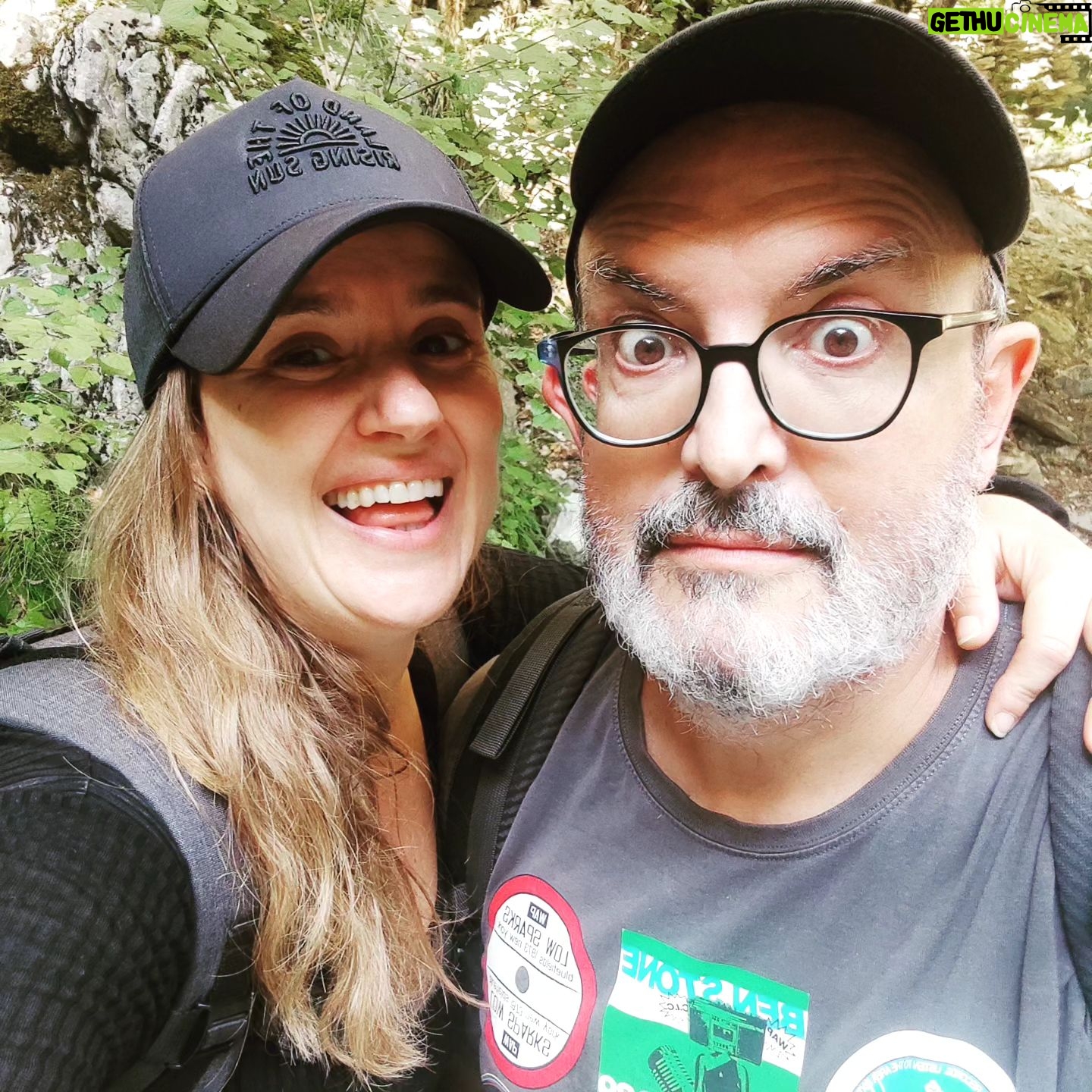 Elisa Di Eusanio - 2.3K Likes - 💗Ieri ho celebrato i miei 43 anni di vita
È stato un compleanno molto felice e ne condivido il motivo:
- Più passano gli anni più sto meglio in compagnia di me
non ho paura del tempo che passa anzi sento che mi sta rafforzando per cui 43, 33,63, restano solo numeri
- Il mio corpo mi sta ringraziando perché non lo massacro più
la nostra sta diventando finalmente una convivenza accettabile
con momenti meglio altri molto peggio
ma sappiamo bene che convivere è piuttosto difficile figuriamoci poi quando a stare insieme appiccicati sono due mondi così diversi come materia -corpo
e spirito
- Sono molto amata e amo a mia volta
- Ho una famiglia incredibilmente pazza e meravigliosa composta da un essere umano di sesso maschile completamente folle e mostruosamente affine a me e due angeli di pelo che mi commuovono al solo sguardo
- Sto trascorrendo delle vacanze all'insegna della natura, dell'armonia e della semplicità preparando il terreno a ciò che sarà.
Grazie davvero per gli auguri 💖
Vi mando un mondo di baci
#instaeli