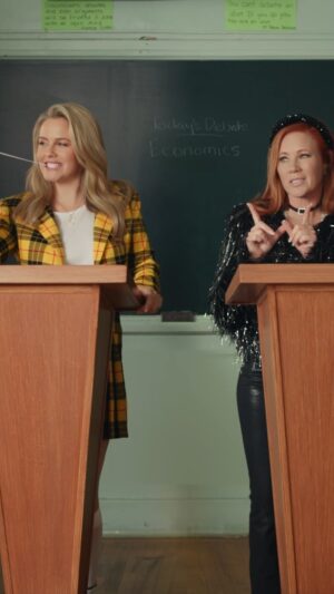 Elisa Donovan Instagram - Um, hello, we made a big game commercial. I had the best time getting to play Amber again. Big shout out to my “frenemy” @aliciasilverstone for being fabulous and to my favorite shopping app @rakuten for making it all happen.