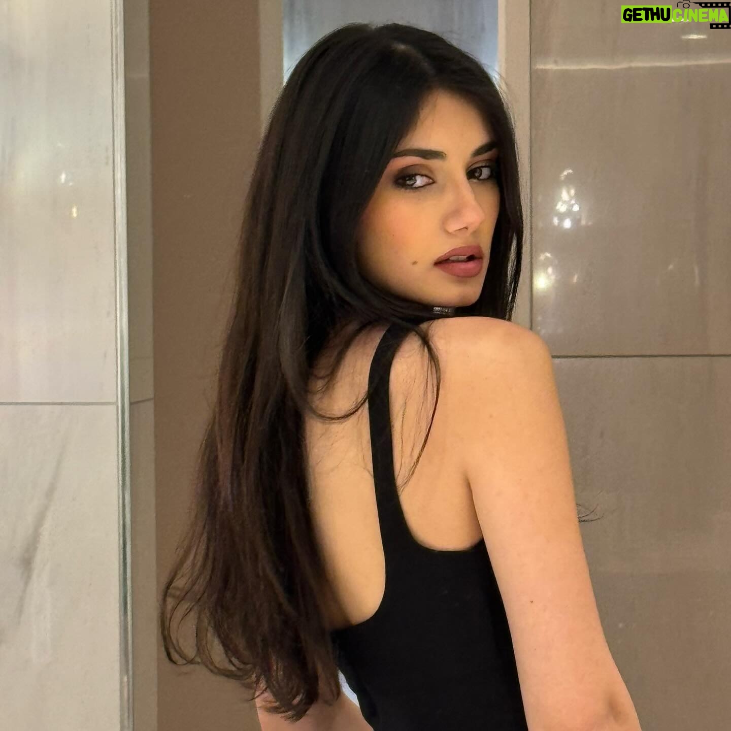 Elisa Ezzedine - 5.8K Likes - Saturday night 💫