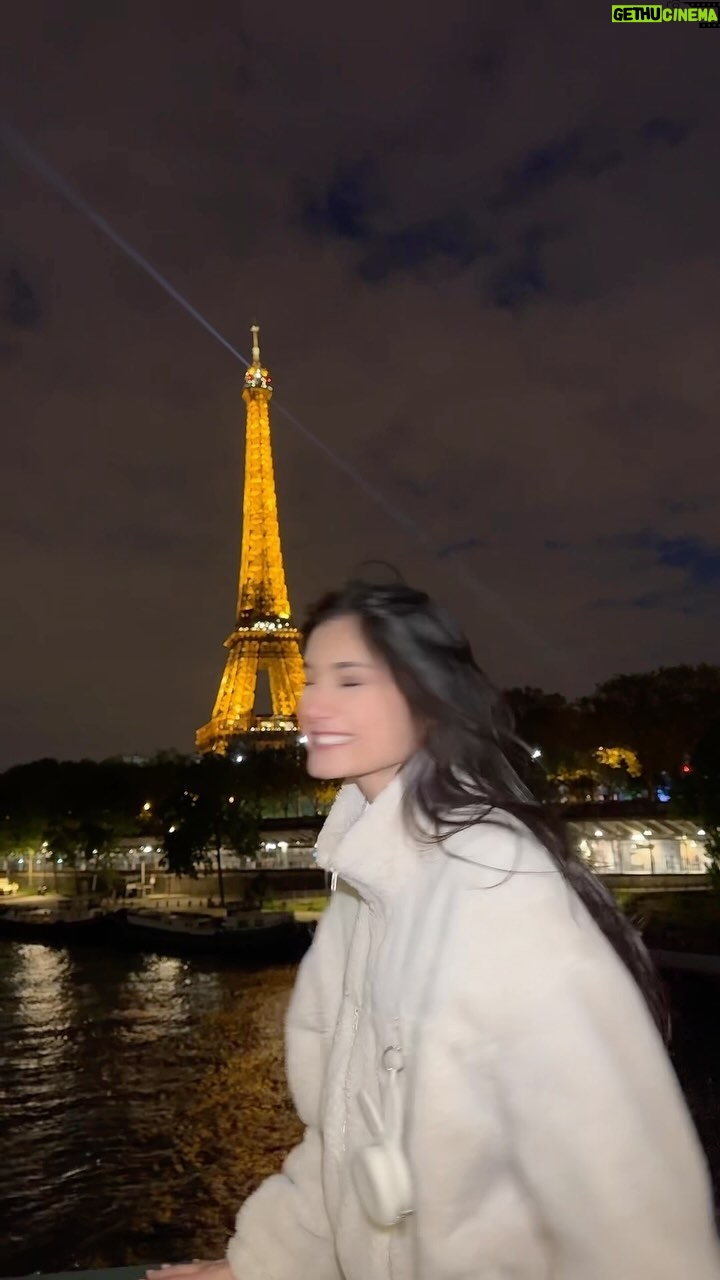 Elisa Ezzedine - 17.6K Likes - Paris la nuit 🌒
J’aime tellement cette vidéo !
Paris c’est ma ville préférée et vous ? 💌