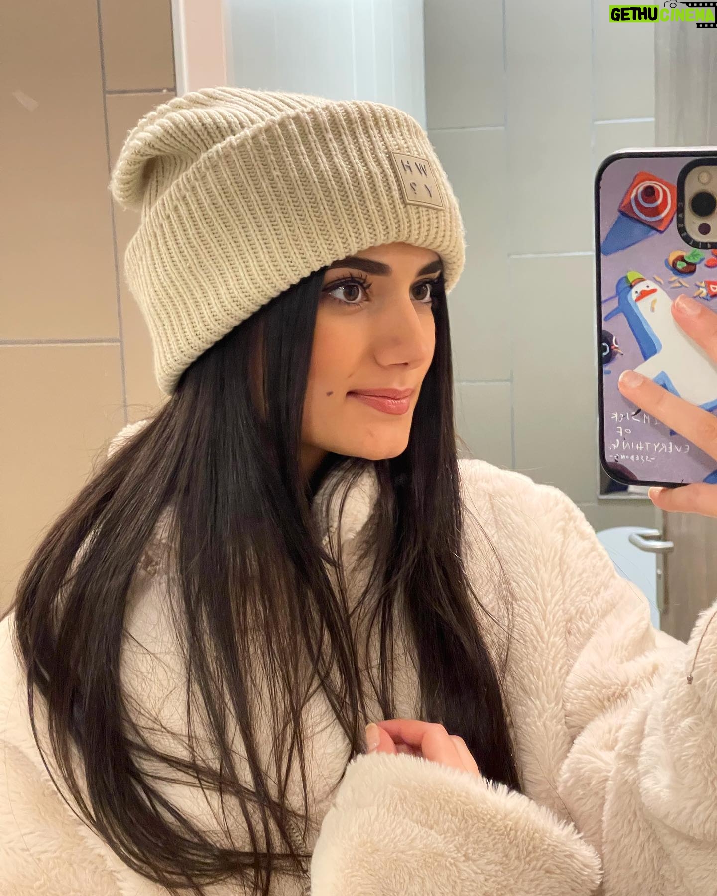 Elisa Ezzedine - 5.9K Likes - Vive le froid de Novembre ❄️☕️
