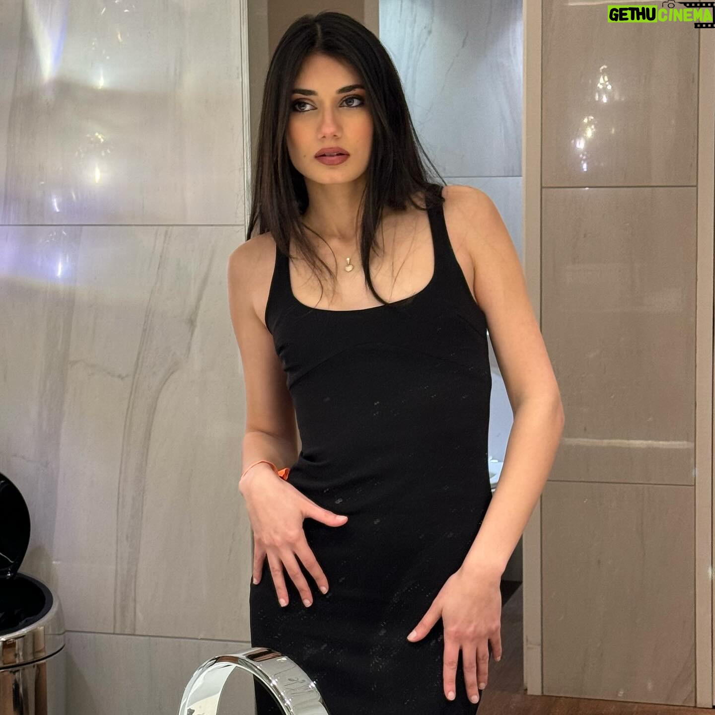 Elisa Ezzedine - 5.8K Likes - Saturday night 💫