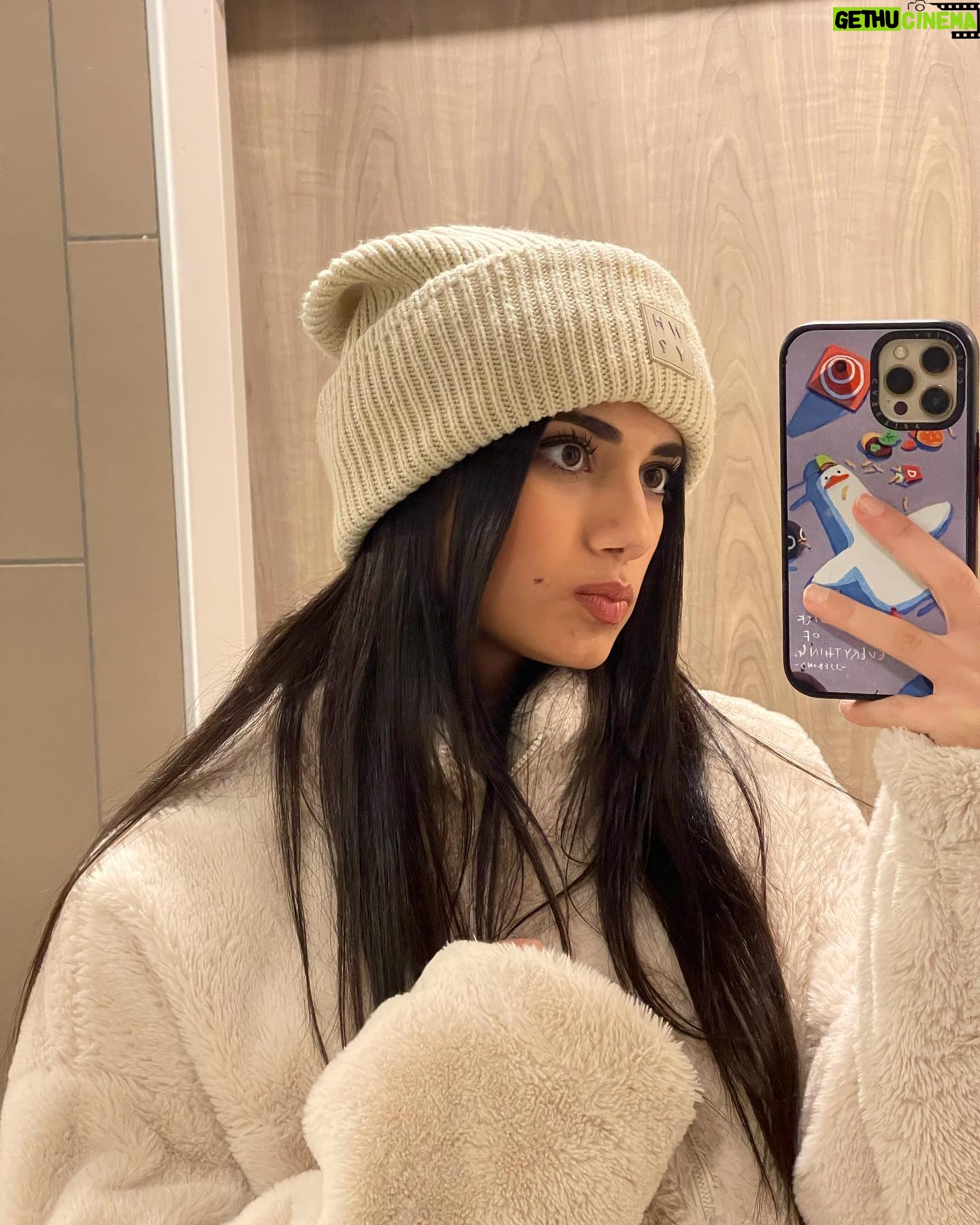 Elisa Ezzedine - 5.9K Likes - Vive le froid de Novembre ❄️☕️
