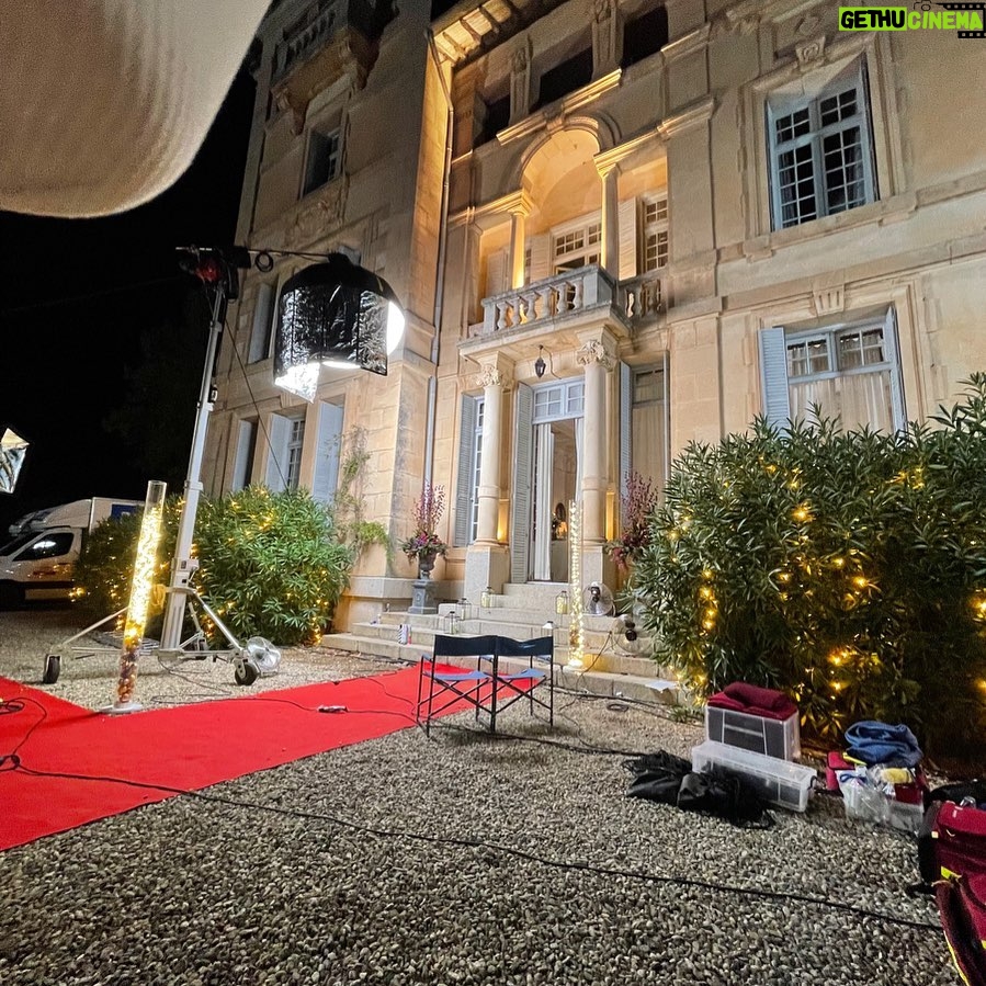 Elisa Ezzedine - 5.8K Likes - Hier soir au château le temps s’est arrêté. Les lumières allumées, tout le monde dort…
Vivement le 19 décembre pour la suite de l’histoire 🎈
@dna_tf1 🎬 📺