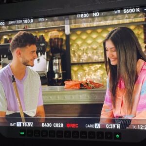 Elisa Ezzedine Instagram - Tournages, Donuts 🍩 et chansons 🎬 🎶 
Et vous ? Ça va ? 🥰