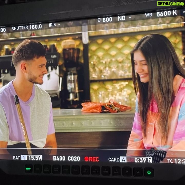 Elisa Ezzedine - 6.3K Likes - Tournages, Donuts 🍩 et chansons 🎬 🎶
Et vous ? Ça va ? 🥰