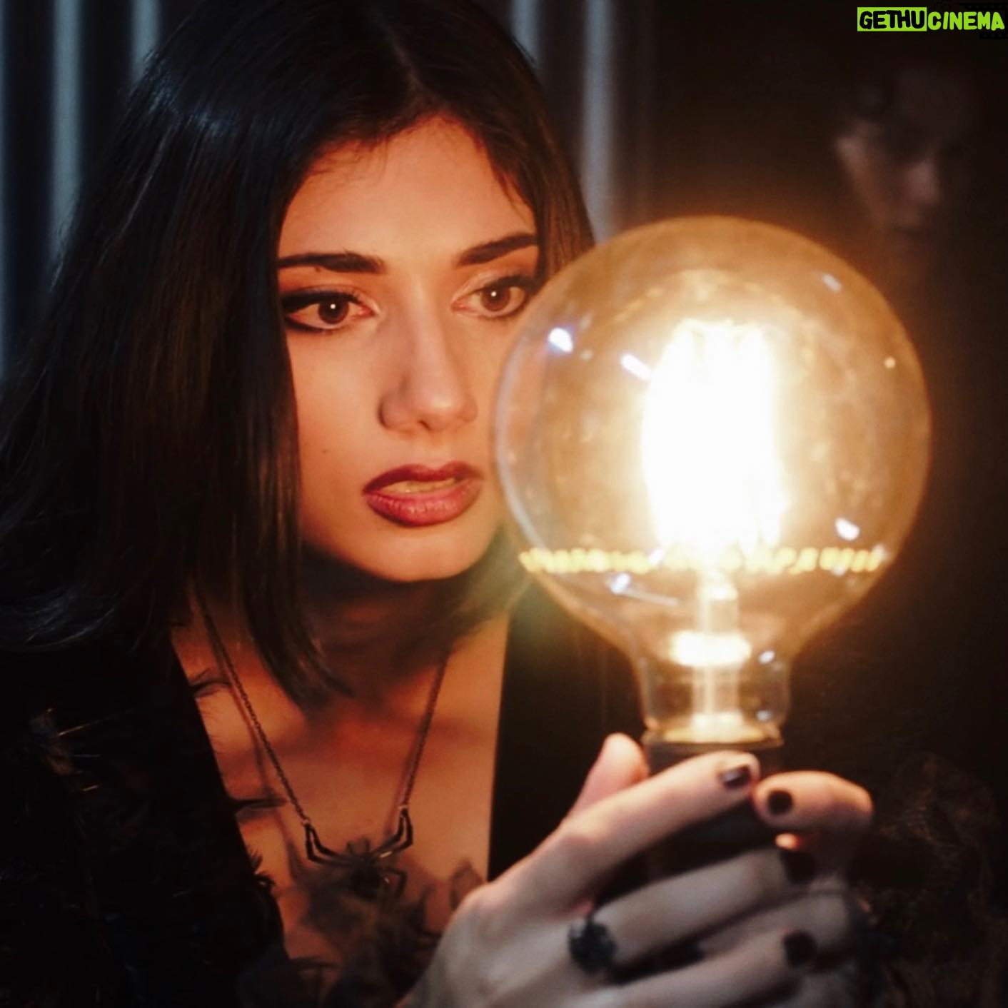 Elisa Ezzedine - 9.8K Likes - Fin de l’escape game ? 👻
Merci @dna_tf1 pour ce décor incroyable 🙏🏼🎬