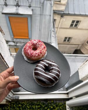 Elisa Ezzedine Instagram - Tournages, Donuts 🍩 et chansons 🎬 🎶 
Et vous ? Ça va ? 🥰