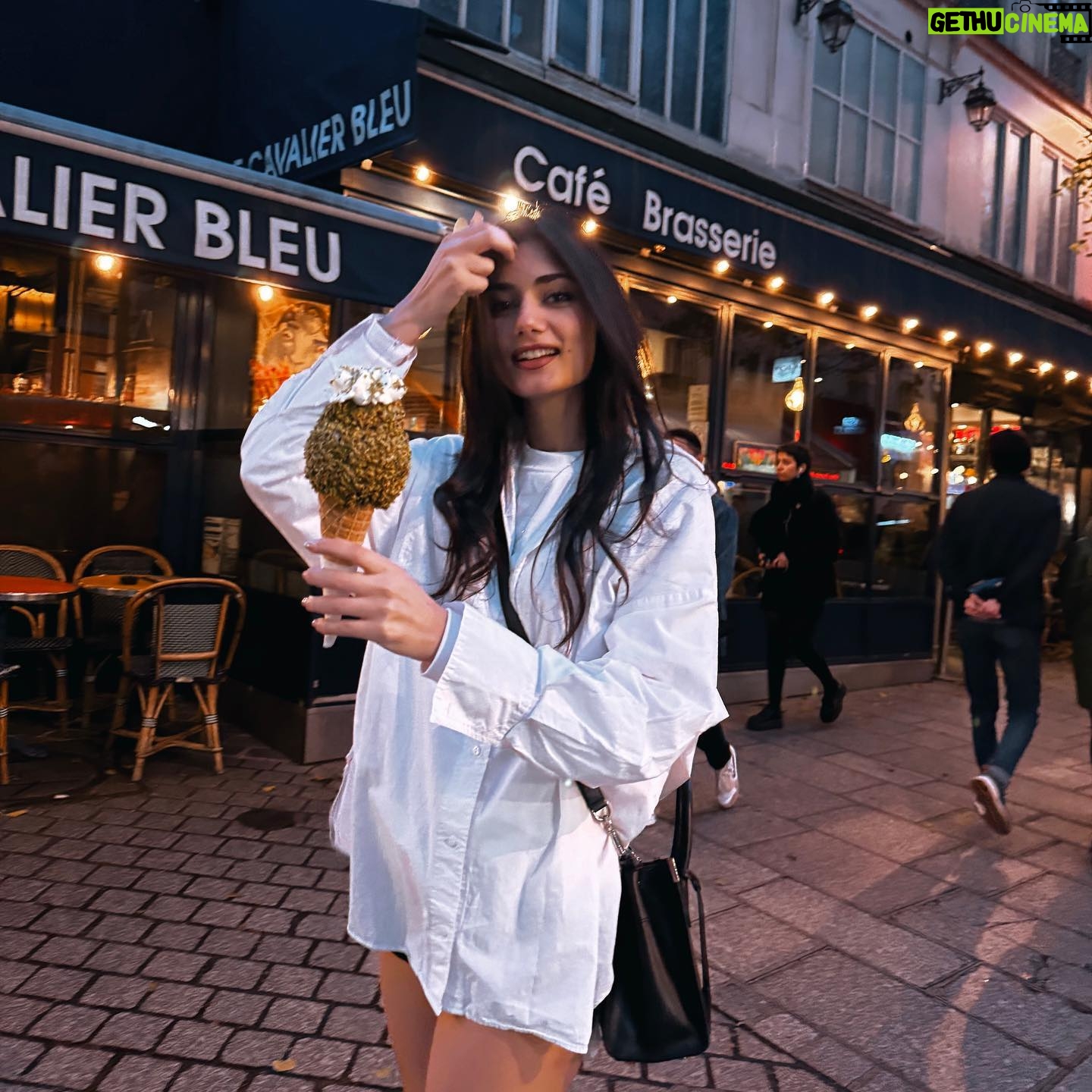 Elisa Ezzedine - 6.2K Likes - Une glace à Paris 🍦
C’est pas parce qu’il fait froid qu’on va arrêter d’en manger… 😋