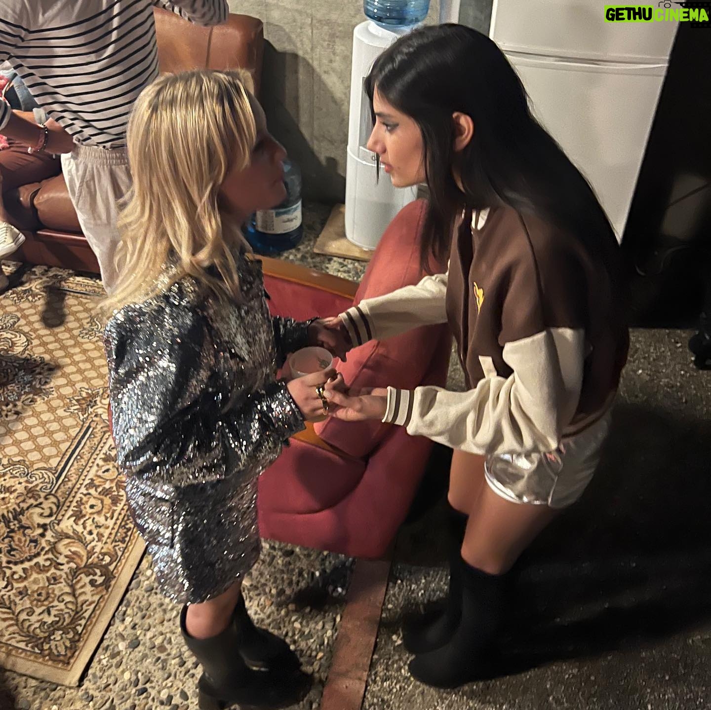 Elisa Ezzedine - 13K Likes - Hier j’ai eu 22 ans 🎂
22 ans sur scène ? … je nage en plein rêve💭 Merci , merci , merci 🙏🏼
@lechappee_musicale 🎤