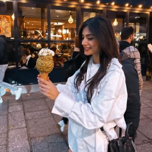 Elisa Ezzedine Instagram - Une glace à Paris 🍦
C’est pas parce qu’il fait froid qu’on va arrêter d’en manger… 😋