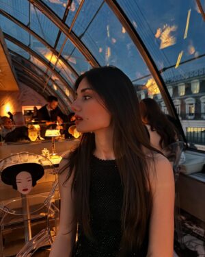 Elisa Ezzedine Instagram - Hier soir c’était resto 🍹
