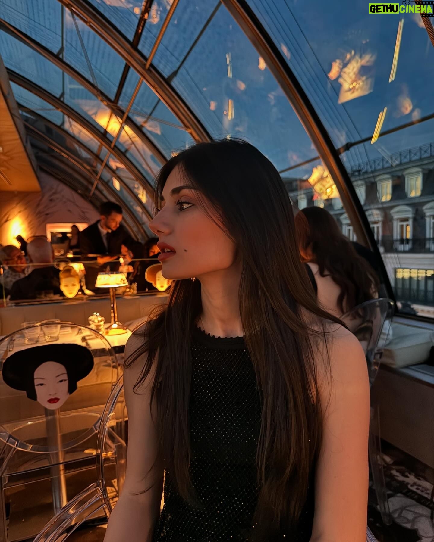 Elisa Ezzedine - 5.9K Likes - Hier soir c’était resto 🍹