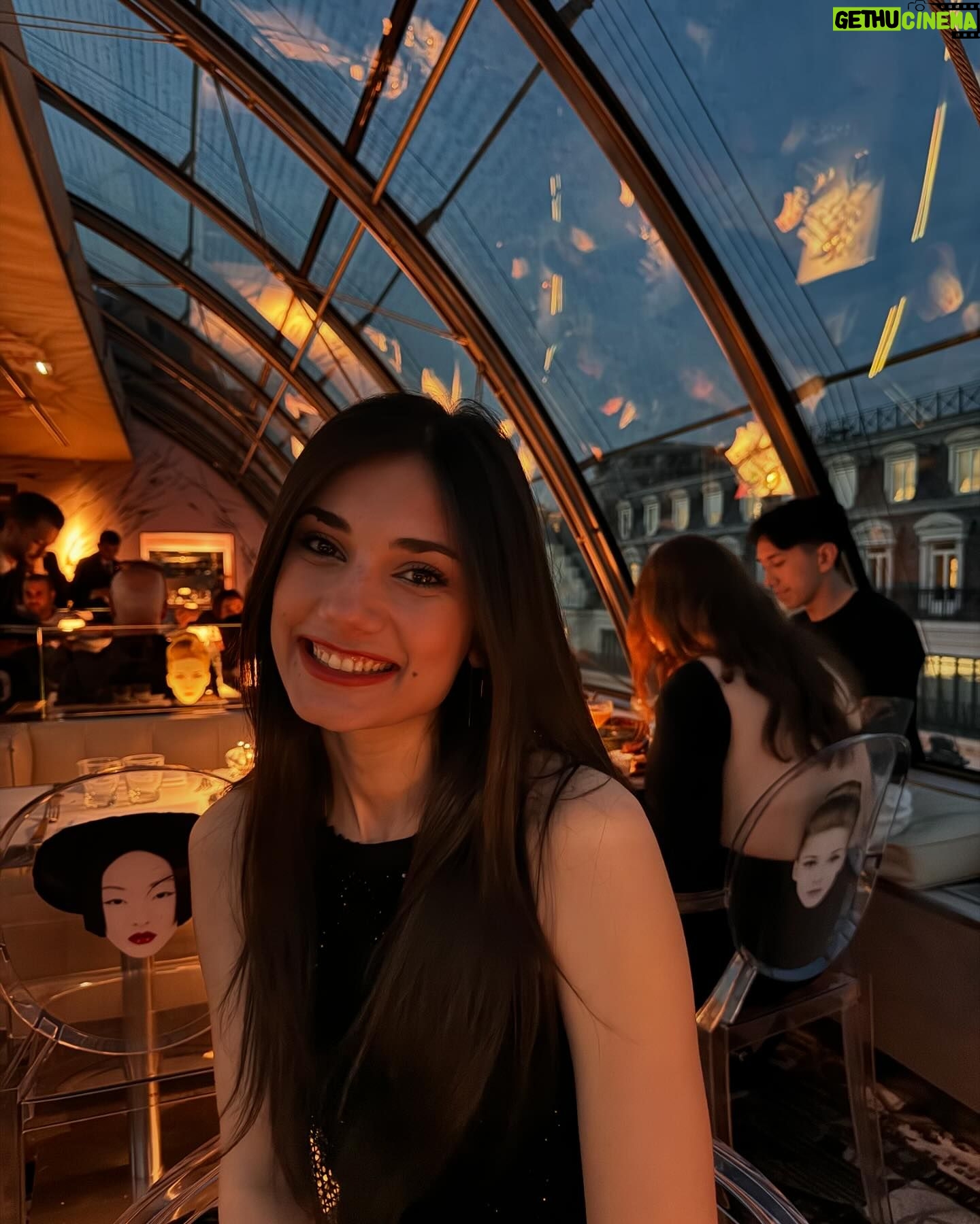 Elisa Ezzedine - 5.9K Likes - Hier soir c’était resto 🍹