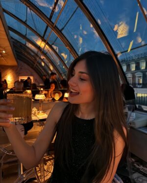 Elisa Ezzedine Instagram - Hier soir c’était resto 🍹