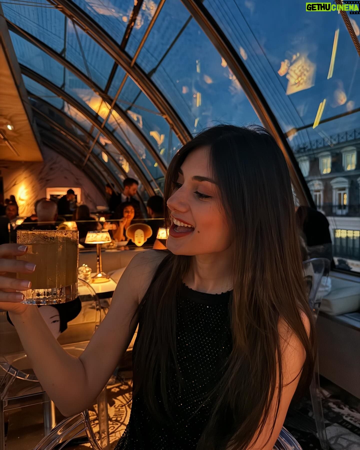 Elisa Ezzedine - 5.9K Likes - Hier soir c’était resto 🍹