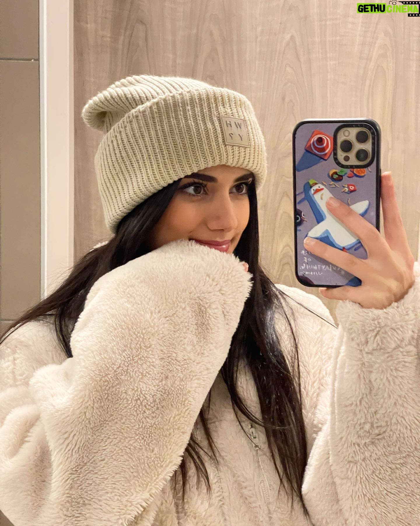 Elisa Ezzedine - 5.9K Likes - Vive le froid de Novembre ❄️☕️