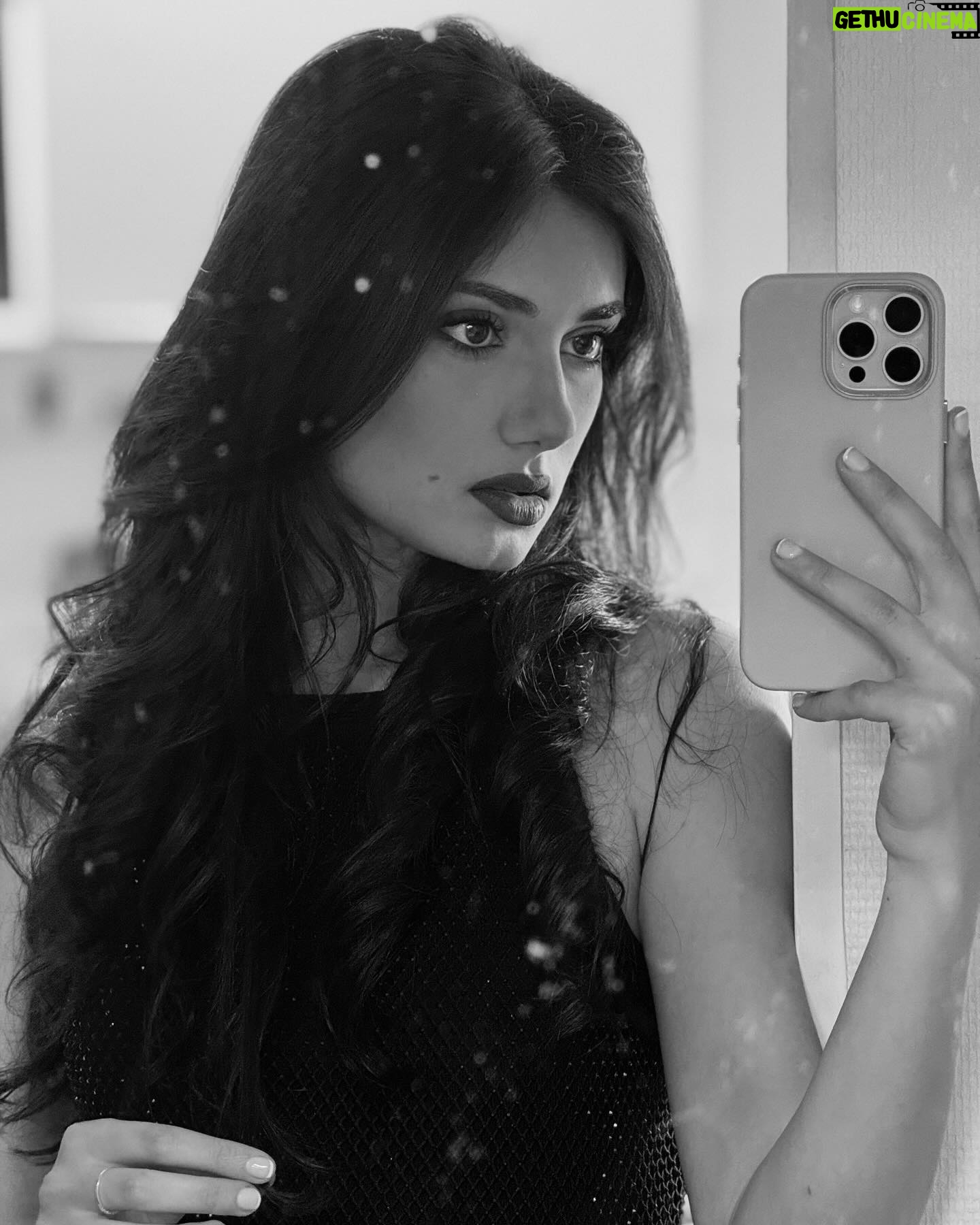 Elisa Ezzedine - 5.9K Likes - « Je vois dans le ciel une étoile de rêve » 🎶
Oui , une nouvelle chanson qui parle d’une étoile 💫
Toujours avec mon super @jimbauermusic , avec qui je passe des moments incroyables en studio !
Nous avons hâte de vous montrer la suite 🍀