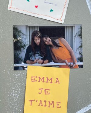 Elisa Ezzedine Instagram - Camille & Emma 👭🏻
C’était voler dans les magasins, les soirées, le gaz hilarant… des bêtises et encore des bêtises.
Mais c’était tellement drôle !
Merci @lunalouofficiel pour cette belle histoire 💫 
🎬