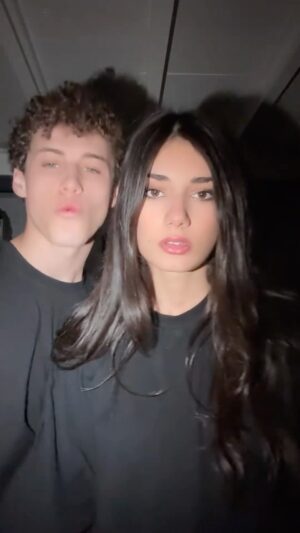 Elisa Ezzedine Instagram - Pas besoin de la perruque pour être comme Mia Wallace 👠