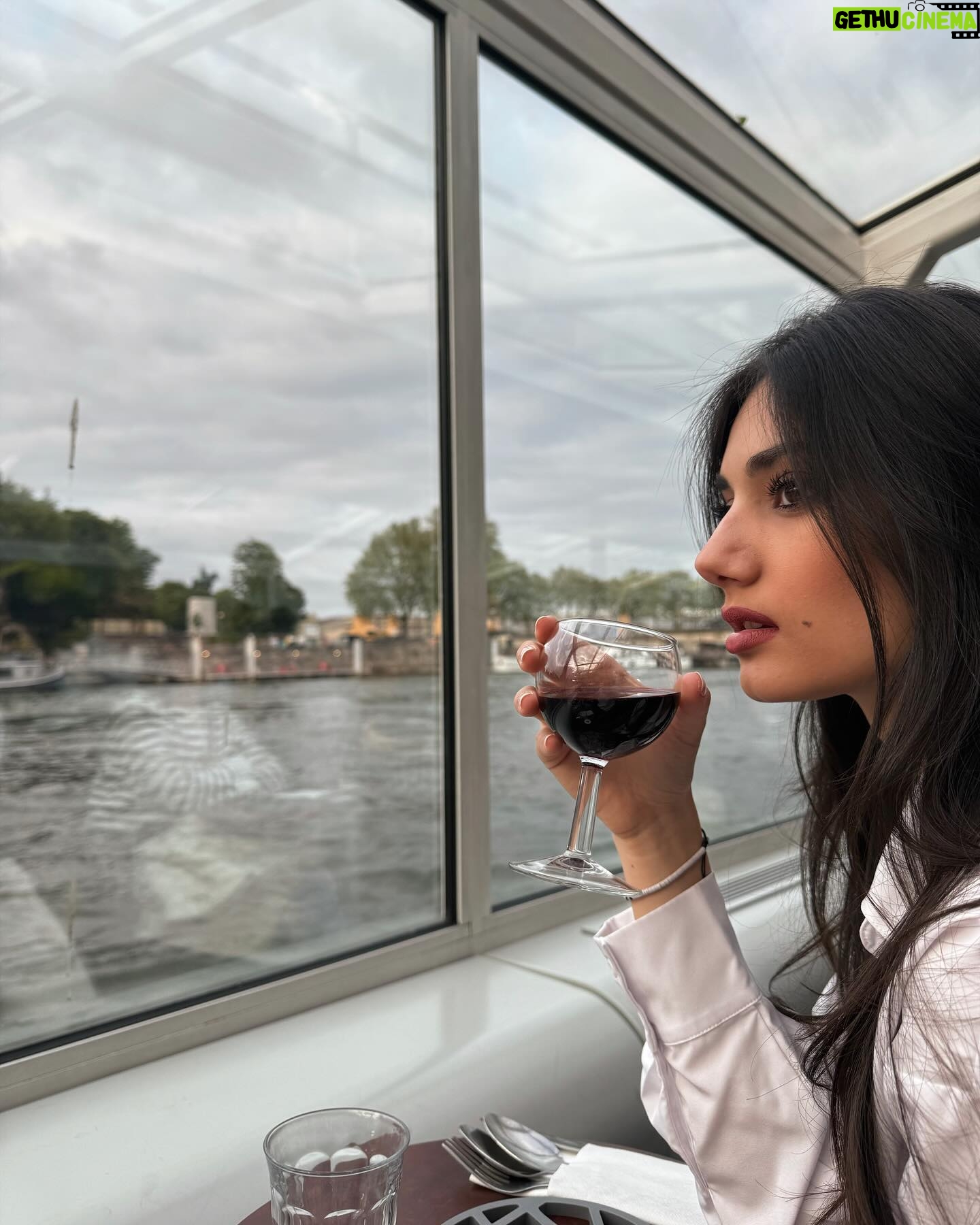 Elisa Ezzedine - 6.1K Likes - Je regarde dans le ciel 🌌
Peut être un indice sur ma prochaine chanson qui arrive ?
On verra bien … 🎶