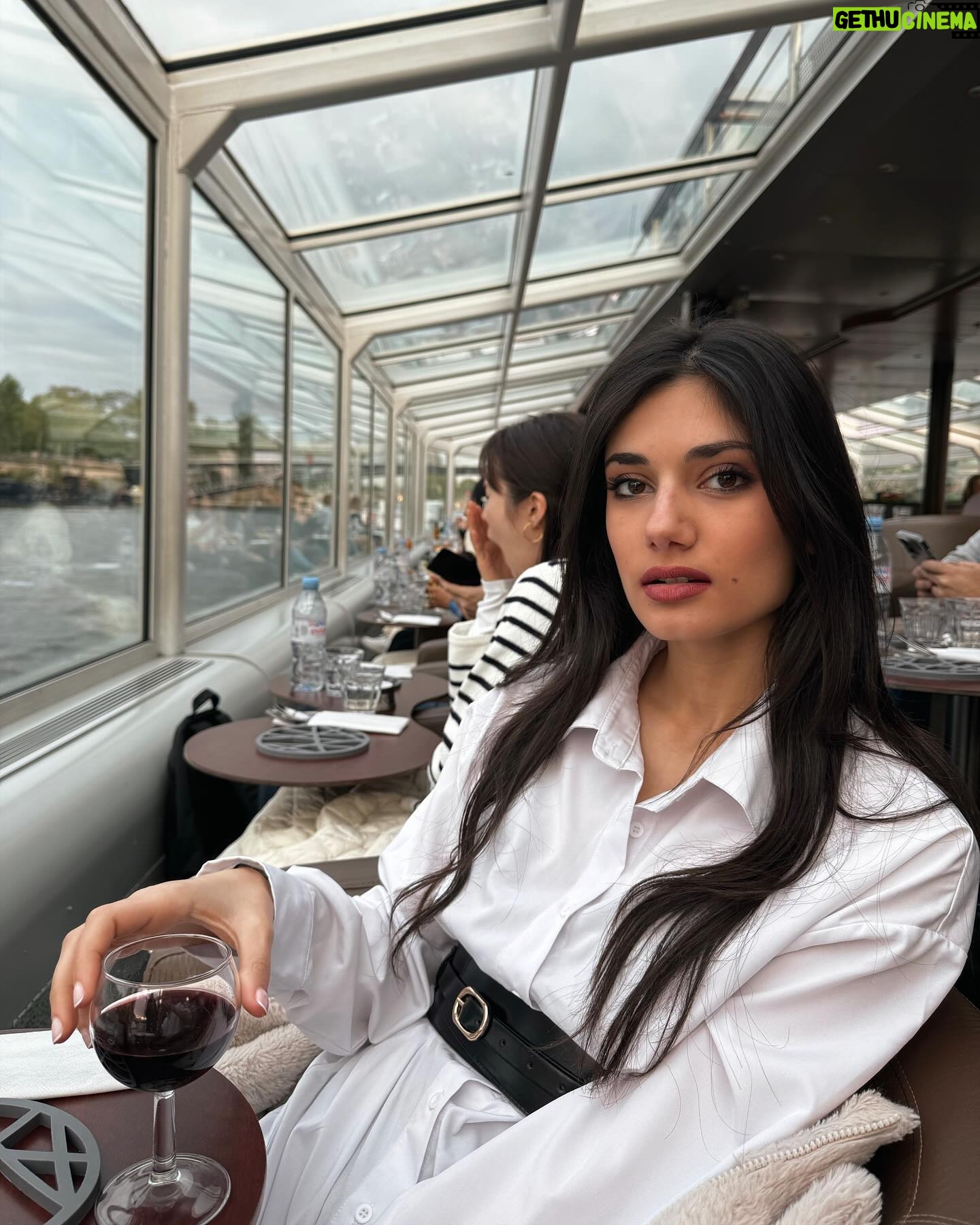Elisa Ezzedine - 6.1K Likes - Je regarde dans le ciel 🌌
Peut être un indice sur ma prochaine chanson qui arrive ?
On verra bien … 🎶