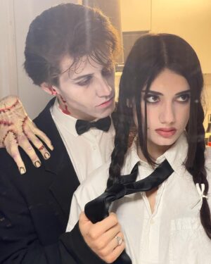 Elisa Ezzedine Instagram - Happy #halloween 🎃
Lui c’est Lurch et elle Mercredi. 
Et voici un selfie avec la chose 🤳🏼 
.
.
.
.
.
.
#familleaddams 👻