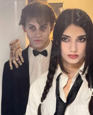 Elisa Ezzedine Instagram - Happy #halloween 🎃
Lui c’est Lurch et elle Mercredi. 
Et voici un selfie avec la chose 🤳🏼 
.
.
.
.
.
.
#familleaddams 👻