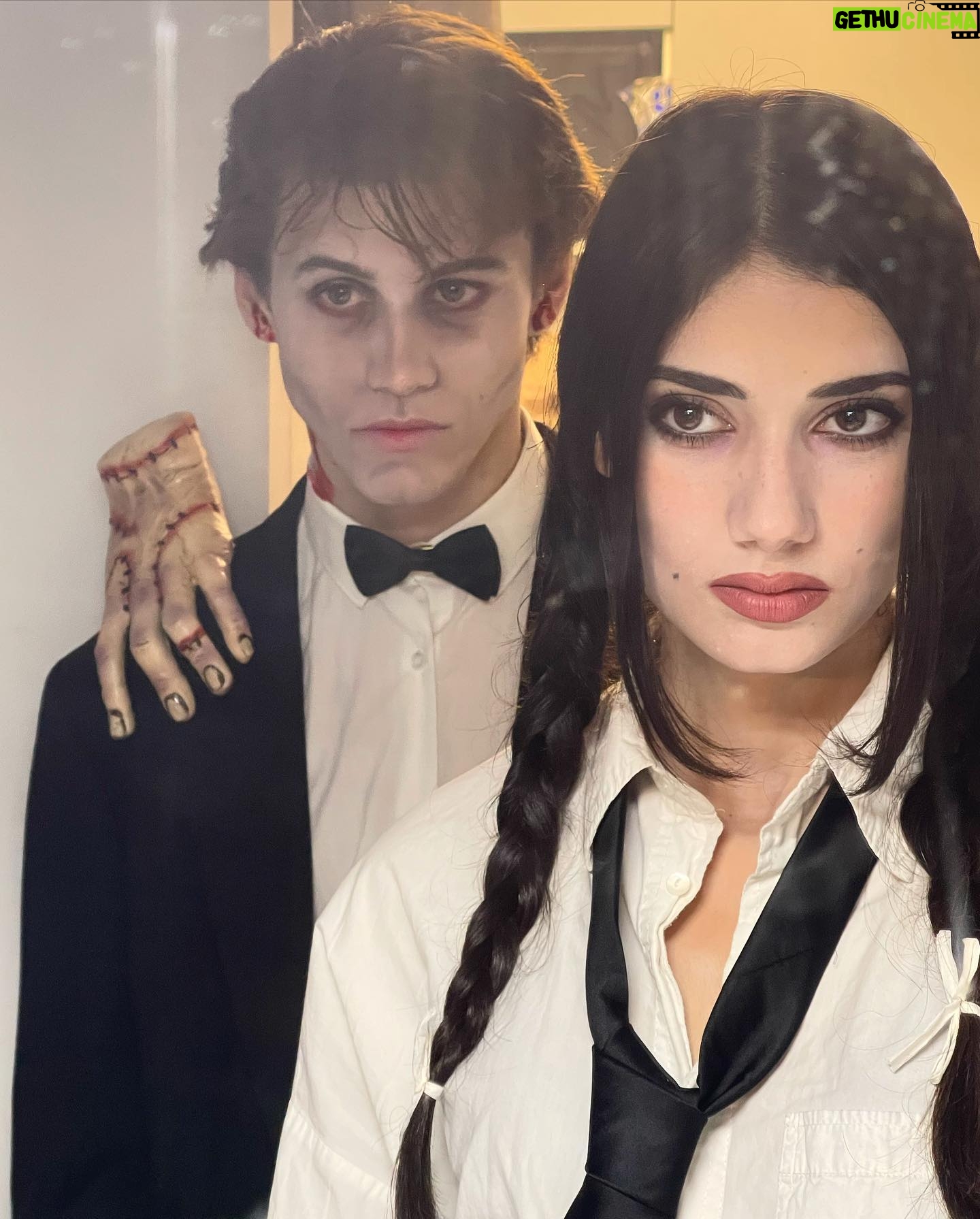 Elisa Ezzedine - 18.2K Likes - Happy #halloween 🎃
Lui c’est Lurch et elle Mercredi.
Et voici un selfie avec la chose 🤳🏼
.
.
.
.
.
.
#familleaddams 👻