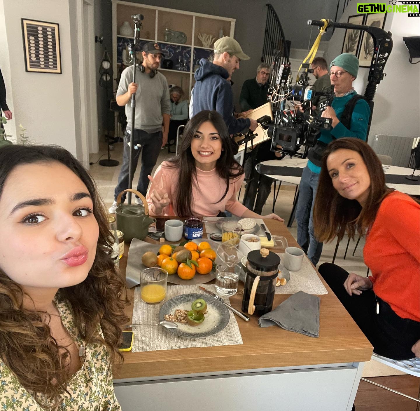 Elisa Ezzedine - 7.4K Likes - Le retour du trio ! 👩👧👧🎬