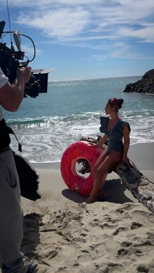 Elisa Tovati Instagram - Alors que le soleil se lève et que Saint-Tropez s’éveille, une magie opère… Je me sens comme un poisson dans l’eau. 
Pour ce deuxième jour de clip, Saint-Tropez brille toujours autant, comme si elle refusait de nous laisser partir.  #ElisaFaitSonCinéma #Saint-Tropez #NewClipSoon 🎬🎥🎞️🎶☀️🕶️