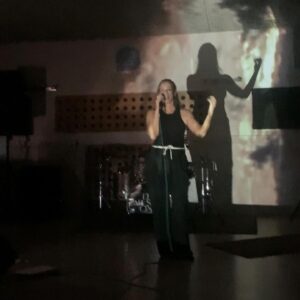 Elisa Tovati Instagram - Quelle semaine ! 🎢 C’était à la fois excitant et redouté avec le lancement de mon single « Sun », les premières répétitions pour les concerts, les promos... Le tout mélangé à ma vie perso et mon rôle de maman avec des enfants malades et plein d’imprévus. Un vrai rollercoaster émotionnel, mais je suis hyper heureuse de tout ce qui a été accompli ! J’ai hâte de vous présenter le concert à partir de juillet au festival d’Avignon puis après dans toute la France . J’espère que vous avez pris le temps d’écouter le nouveau single et de regarder le clip. J’apprécie toujours autant de vous lire, alors n’hésitez pas à m’envoyer des petits messages, pas trop longs, avec de l’humour, comme d’habitude. 💬✨🫢😘♥️

L’avenir s’annonce prometteur et rempli de surprises. Ensemble, continuons à avancer et à partager ces moments. Merci pour votre soutien sans faille ! 🌟
 (clip Sun disponible dans ma bio Instagram)